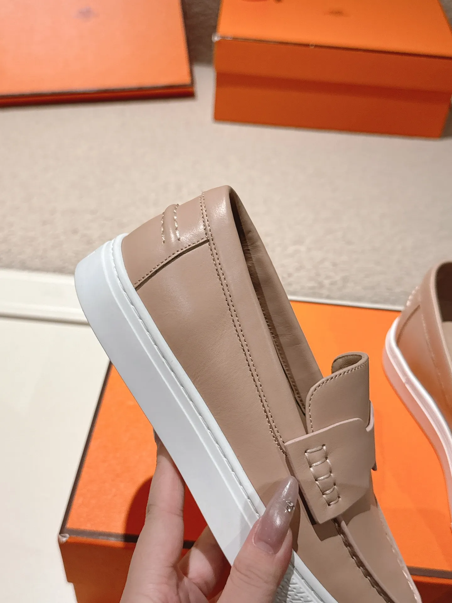 Men's men's shoes P620! Hermes# Thick Sole Couple Loafers These lace-up free sneakers in calfskin and washed denim feature signature "H" details. The design is simple and smooth, creating a fashionable urban look. It is comfortable and versatile. H family classics are not outdated, and the delivery counter is beautifully packaged🛍📦 Fabric: Original customized washed denim/first-layer cowhide Lining: Imported soft sheepskin Sole: Original open-molded anti-slip TPU material Size: 35-45